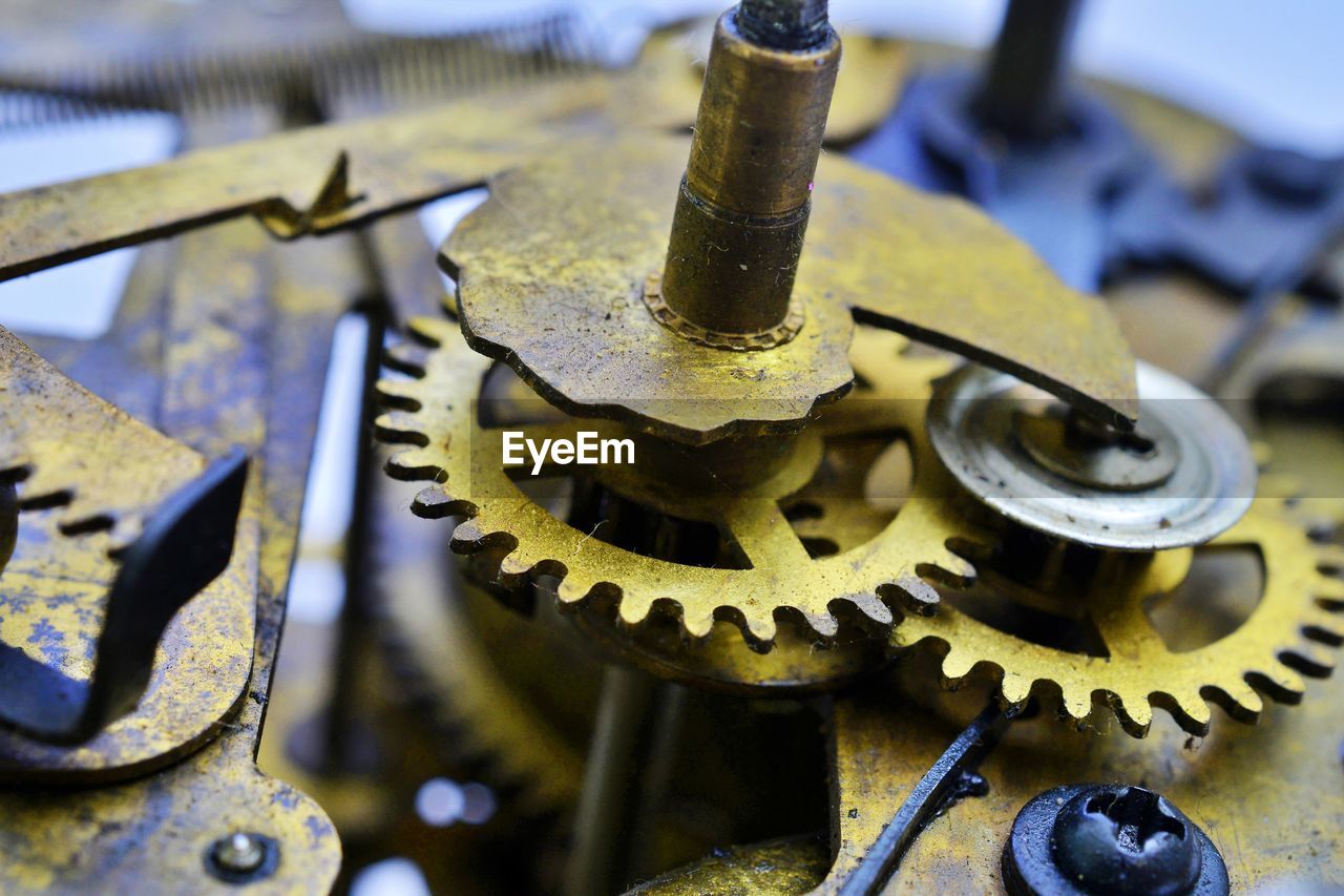 CLOSE-UP OF RUSTY MACHINE PART IN FACTORY