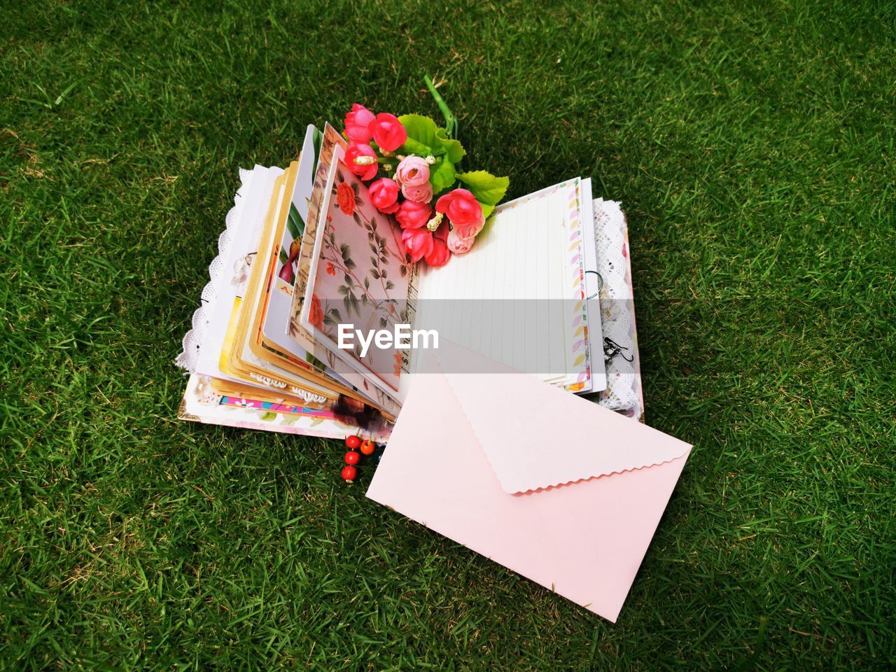 HIGH ANGLE VIEW OF STRAWBERRY ON TABLE