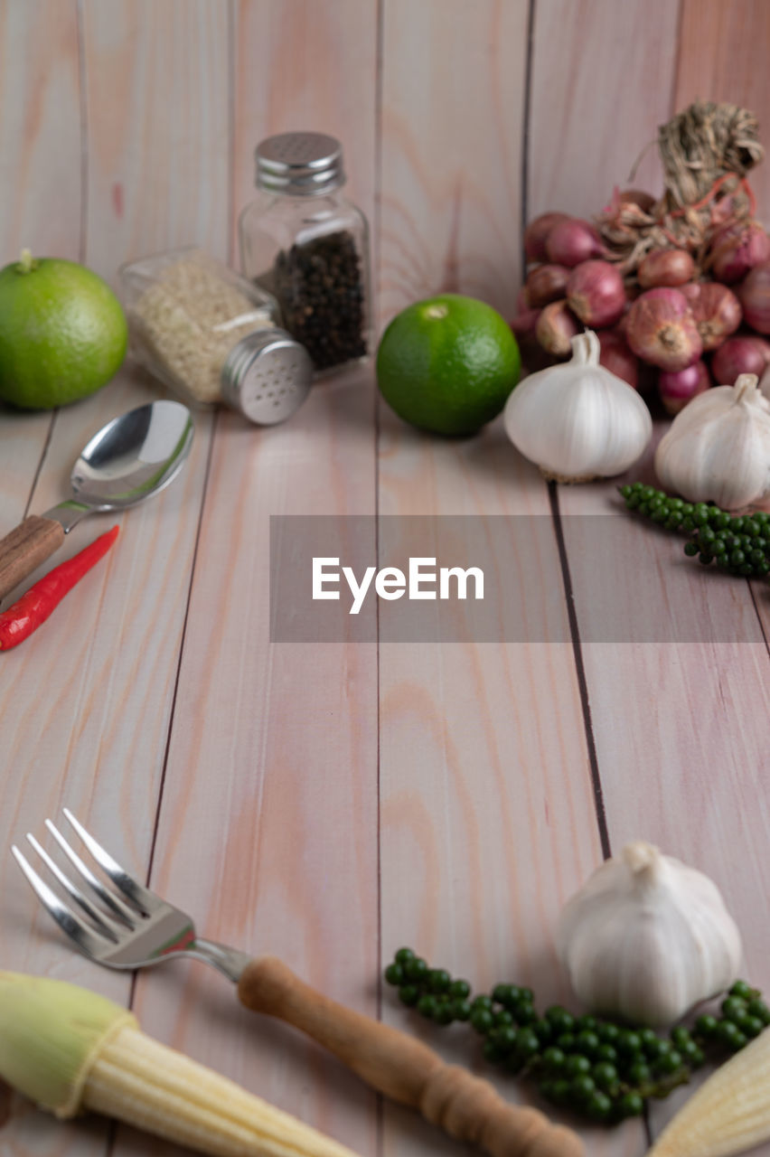 HIGH ANGLE VIEW OF VEGETABLES ON CUTTING BOARD