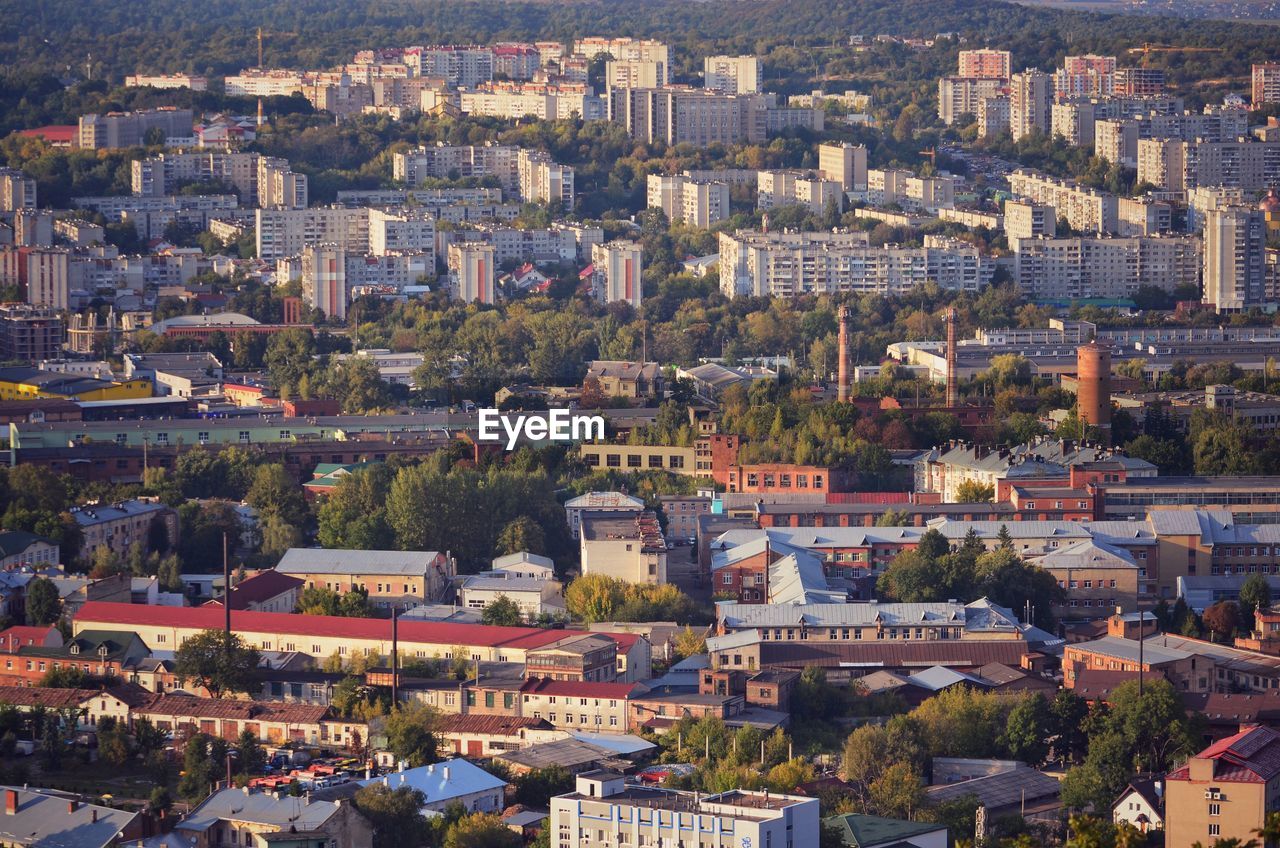 HIGH ANGLE VIEW OF TOWNSCAPE AGAINST BUILDINGS