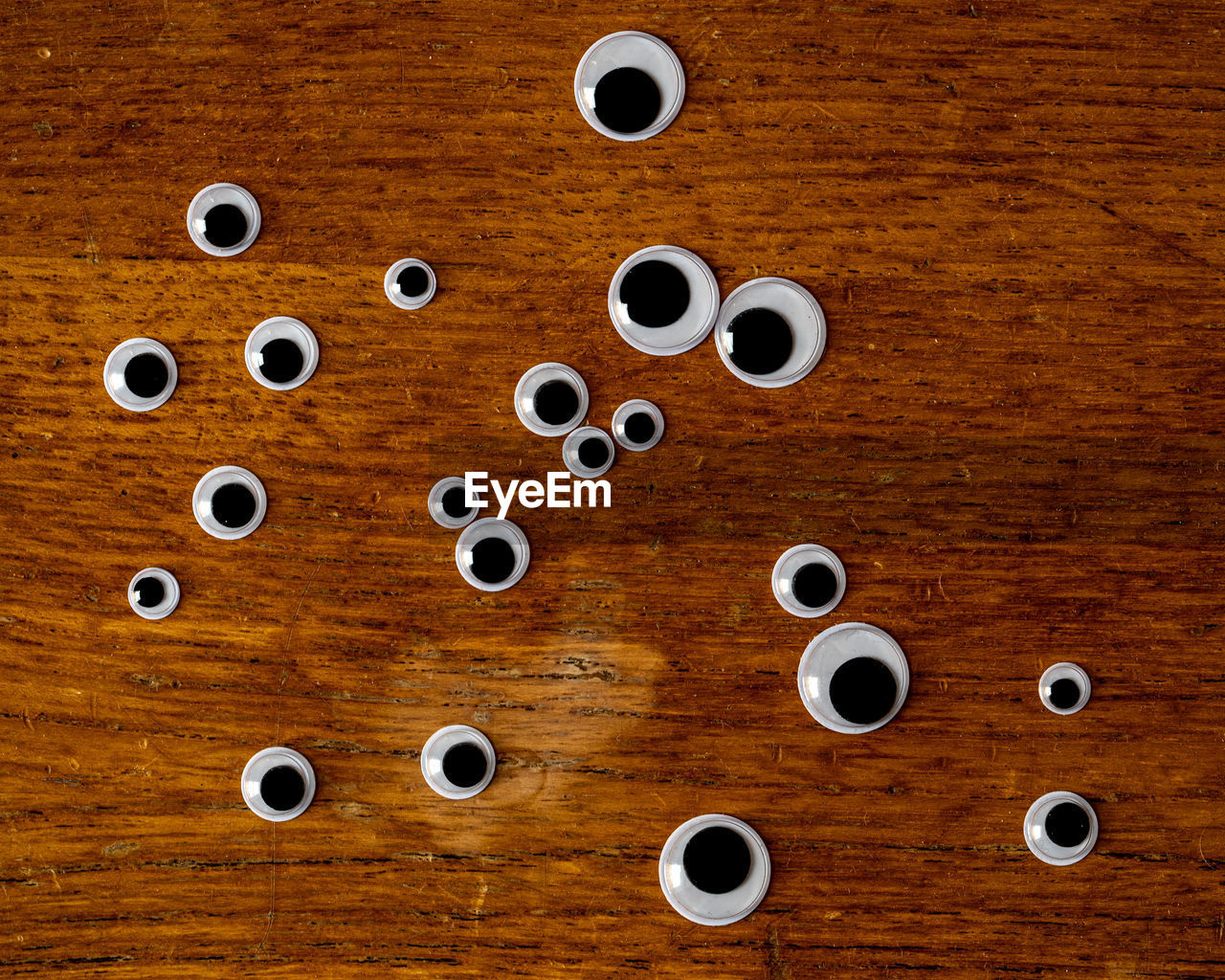 HIGH ANGLE VIEW OF COFFEE CUP ON WOODEN TABLE