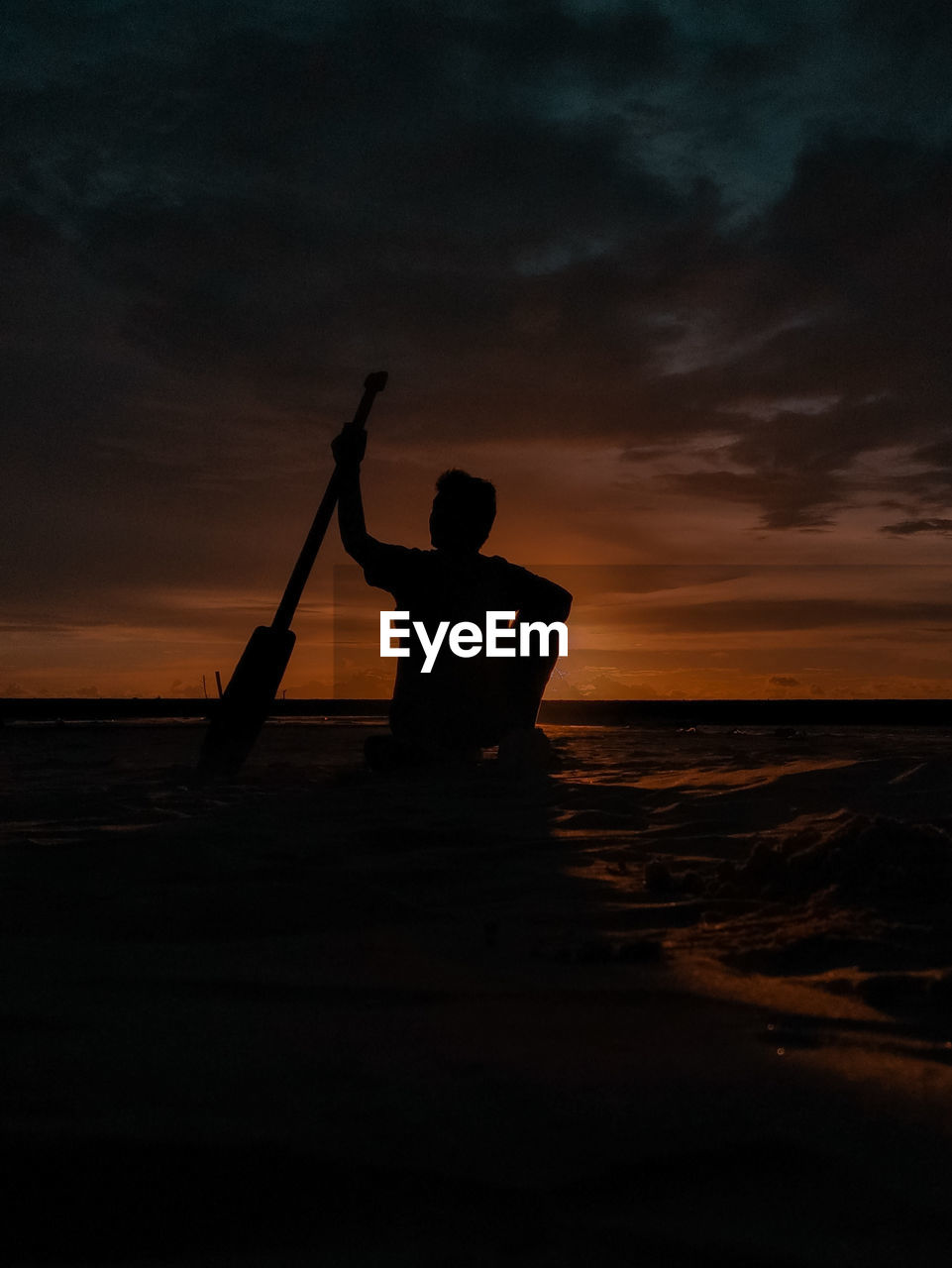 SILHOUETTE MAN AT BEACH AGAINST SKY DURING SUNSET