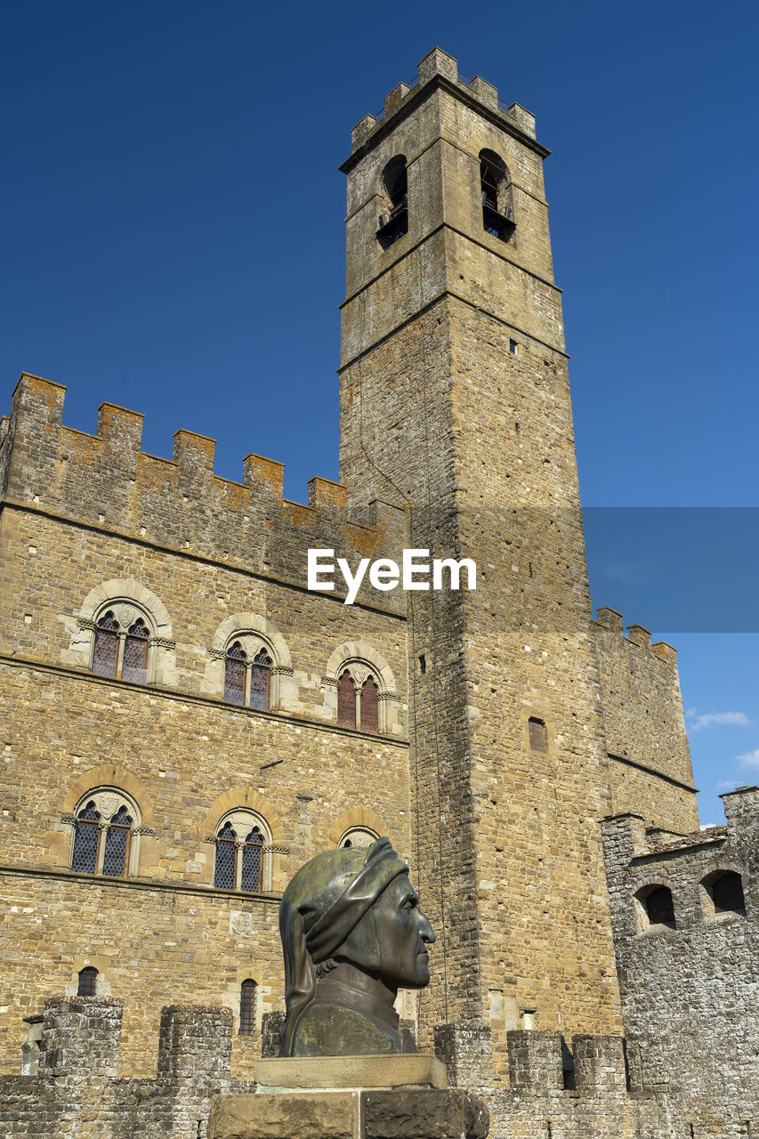 LOW ANGLE VIEW OF HISTORIC BUILDING AGAINST CLEAR SKY