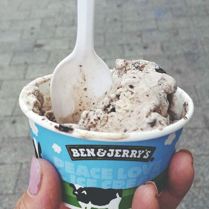 CROPPED IMAGE OF PERSON HOLDING ICE CREAM