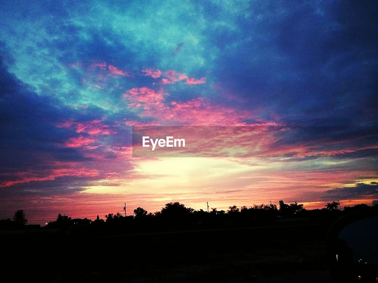 SCENIC VIEW OF DRAMATIC SKY OVER SILHOUETTE LANDSCAPE