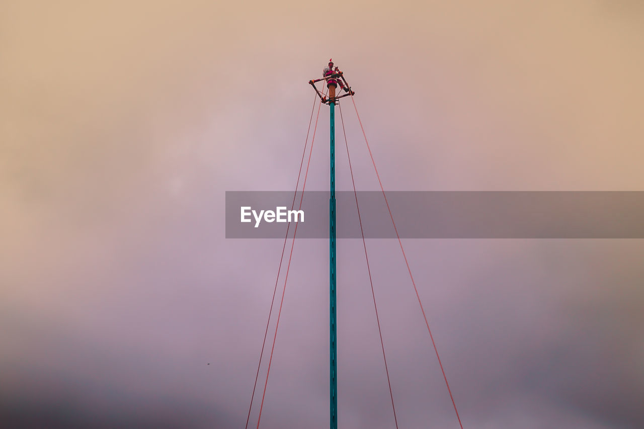 LOW ANGLE VIEW OF SAILBOAT AGAINST SKY