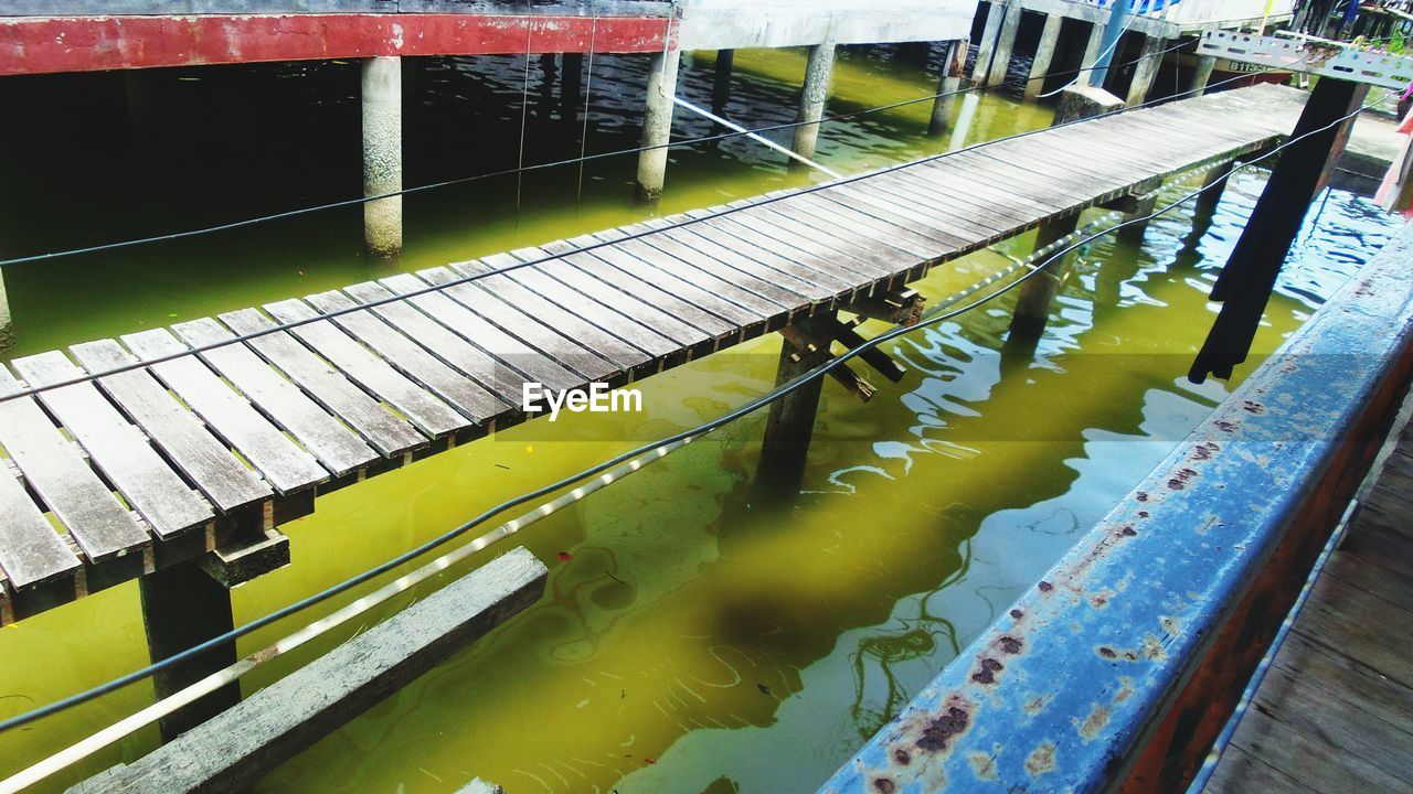 CLOSE-UP OF WATER IN CONTAINER