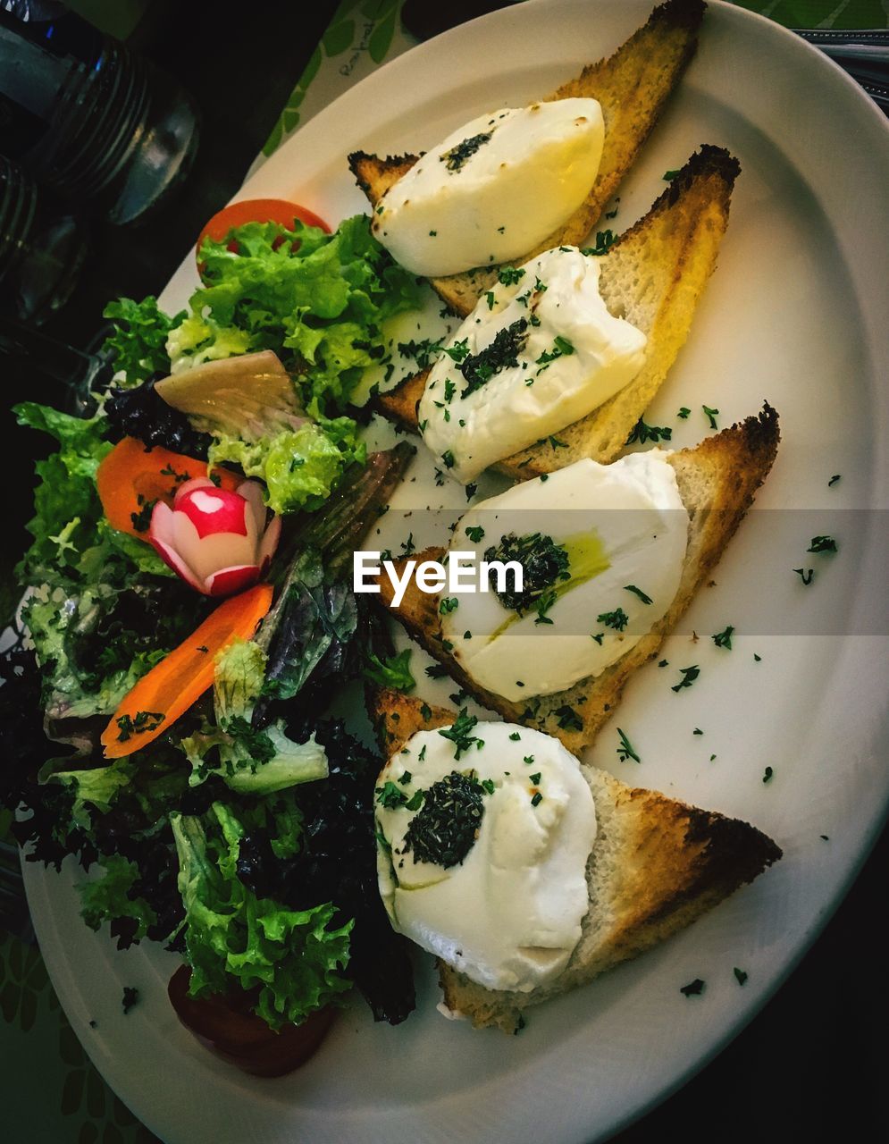 CLOSE-UP OF FOOD IN PLATE