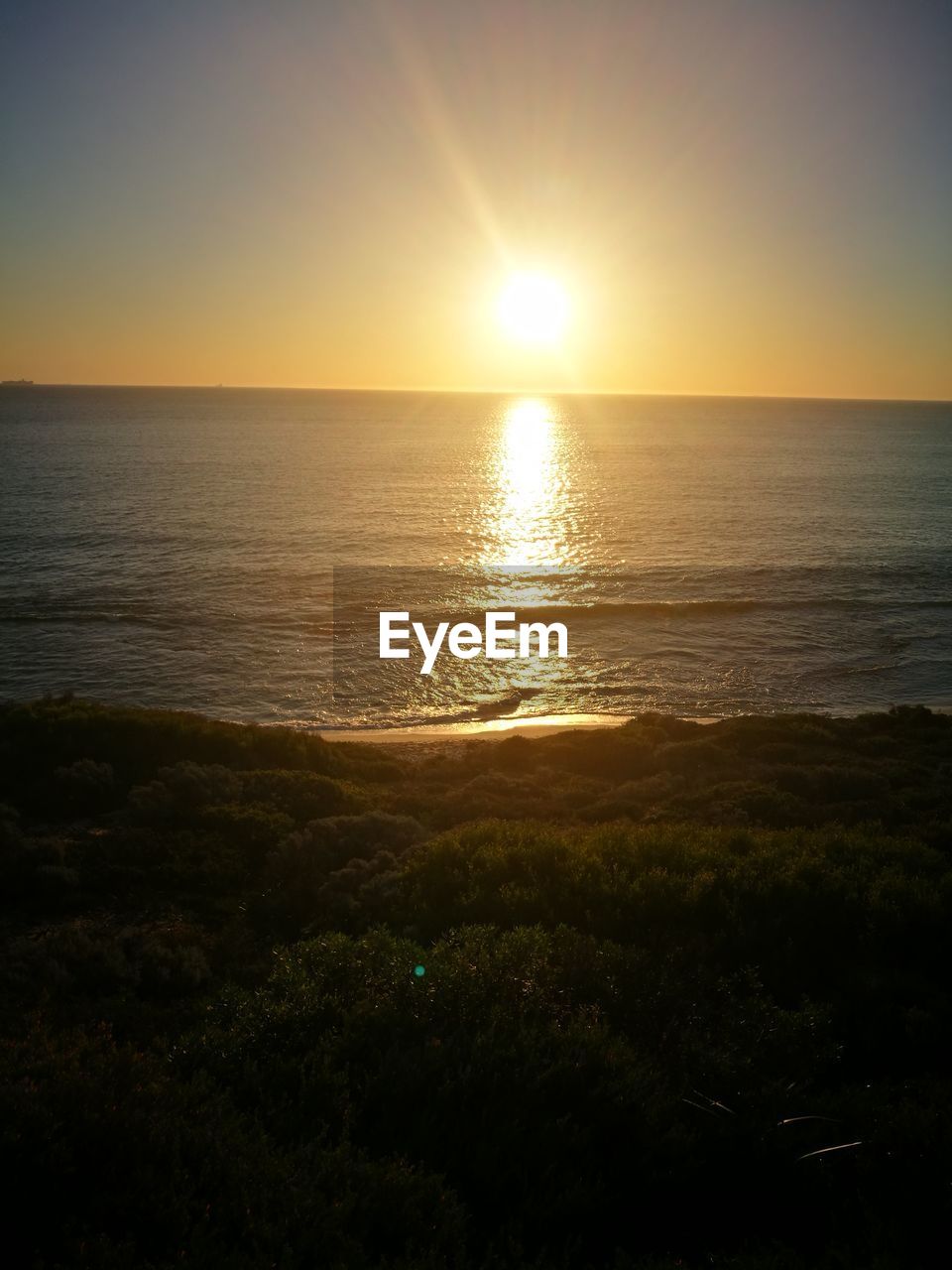 SCENIC VIEW OF SEA AGAINST SKY AT SUNSET