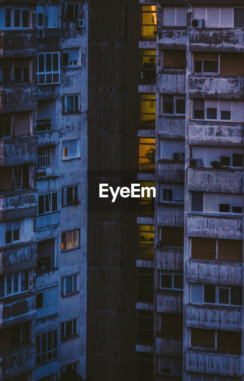 FULL FRAME SHOT OF BUILDING WITH WINDOWS