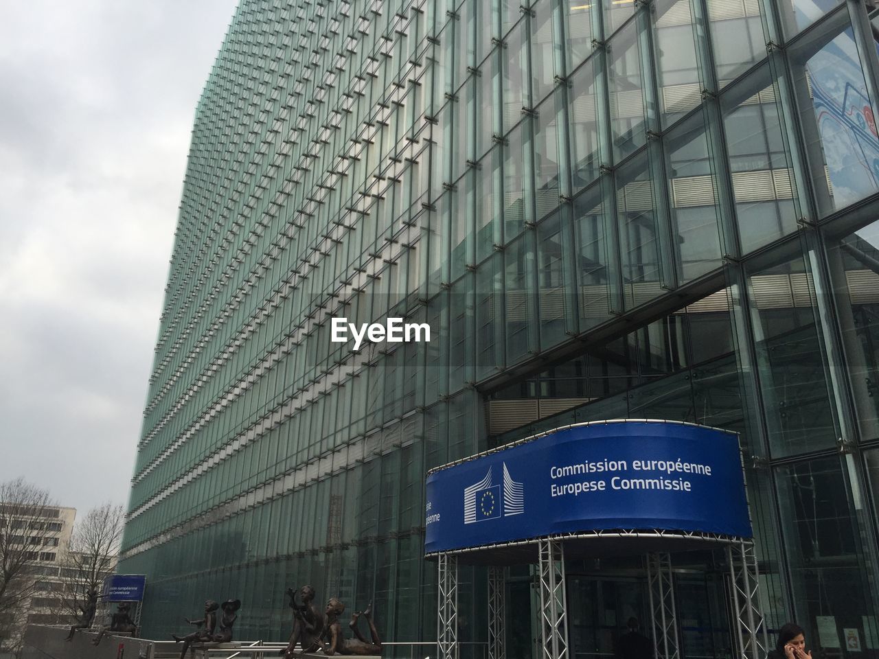 LOW ANGLE VIEW OF MODERN BUILDING IN CITY