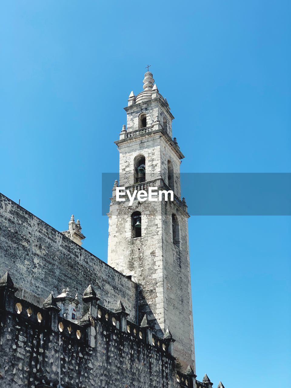 LOW ANGLE VIEW OF BUILDING AGAINST CLEAR SKY