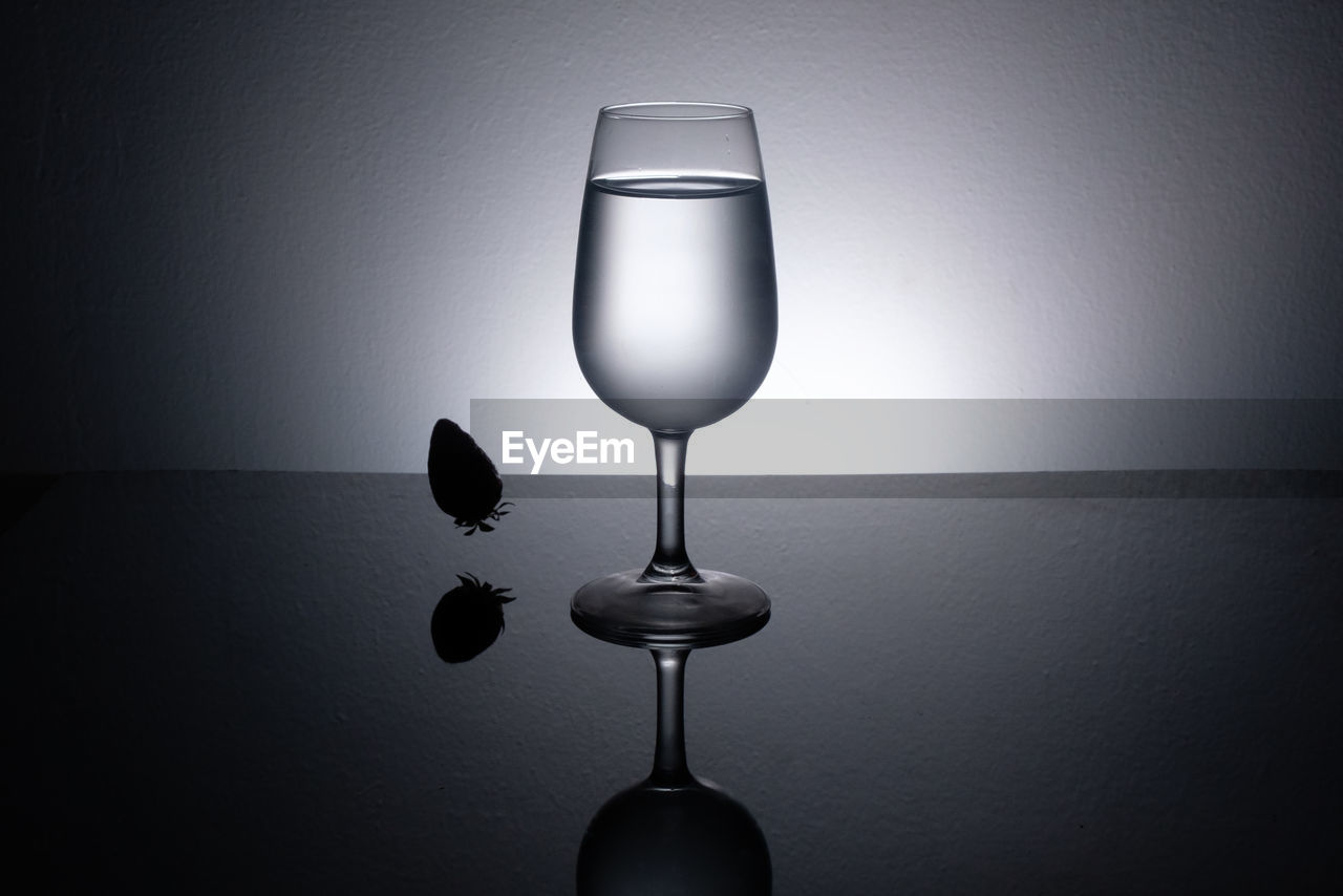 CLOSE-UP OF WINE GLASS AGAINST WHITE BACKGROUND