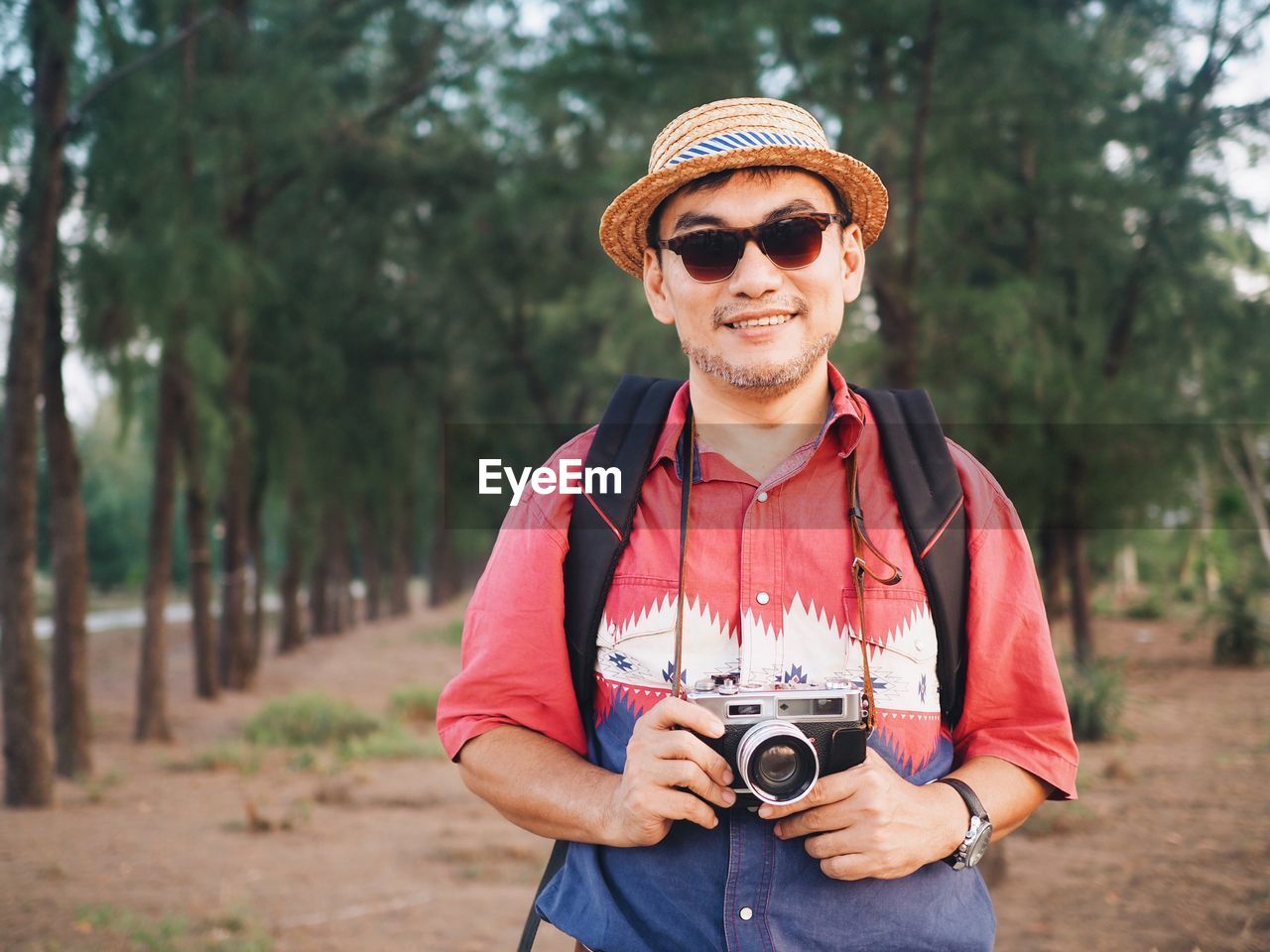 PORTRAIT OF SMILING MAN WEARING SUNGLASSES