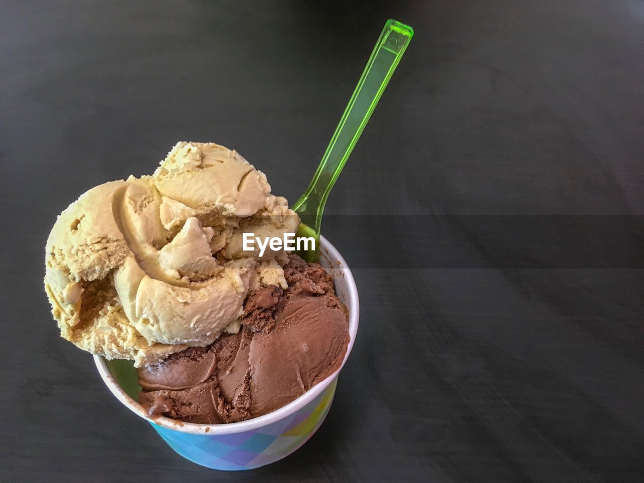 CLOSE-UP OF ICE CREAM IN GLASS BOWL