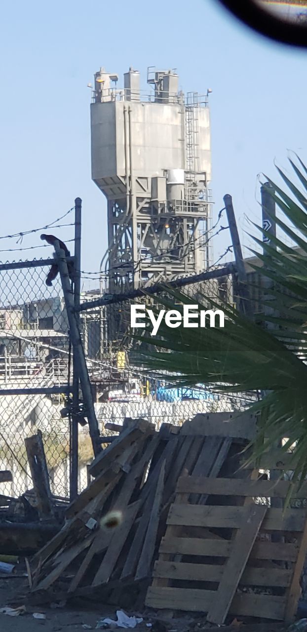 LOW ANGLE VIEW OF CRANE AGAINST SKY