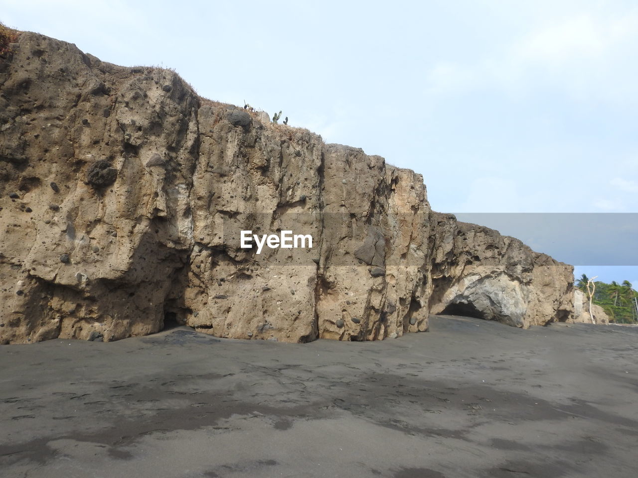 ROCK FORMATIONS ON ROCKY SHORE