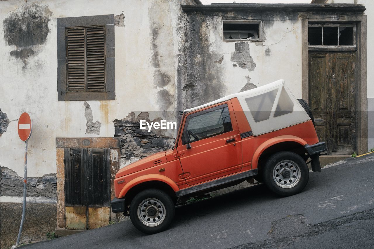 car, architecture, transportation, vehicle, building exterior, mode of transportation, built structure, land vehicle, city, street, building, motor vehicle, off-road vehicle, day, window, no people, off-roading, wheel, retro styled, old, residential district, sport utility vehicle