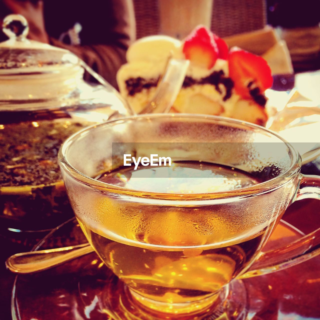 CLOSE-UP OF DRINK ON TABLE