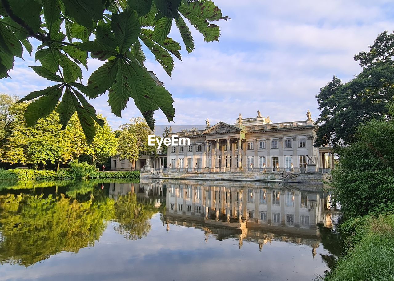 reflection, water, architecture, built structure, tree, travel destinations, building exterior, plant, nature, history, river, sky, travel, the past, tourism, château, autumn, building, city, garden, cloud, mansion, no people, pond, reflecting pool, beauty in nature, outdoors, flower, estate, waterway, tranquility, day, palace, house, environment, leaf