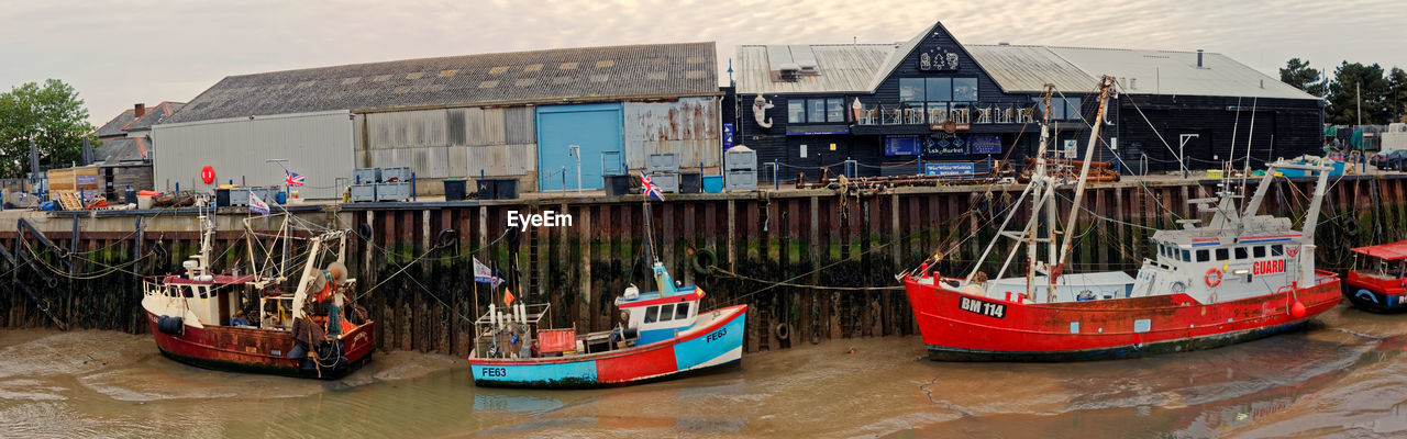 BOATS MOORED IN CANAL BY BUILDING