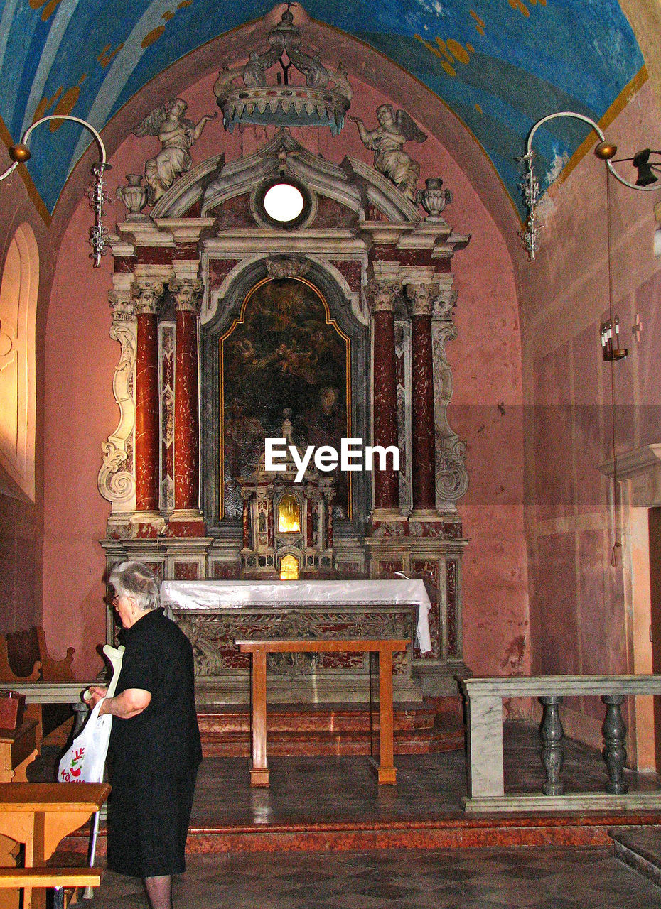 FULL LENGTH OF WOMAN STANDING AT TEMPLE