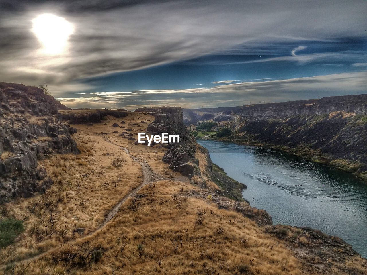 SCENIC VIEW OF SEA AND MOUNTAIN AGAINST SKY
