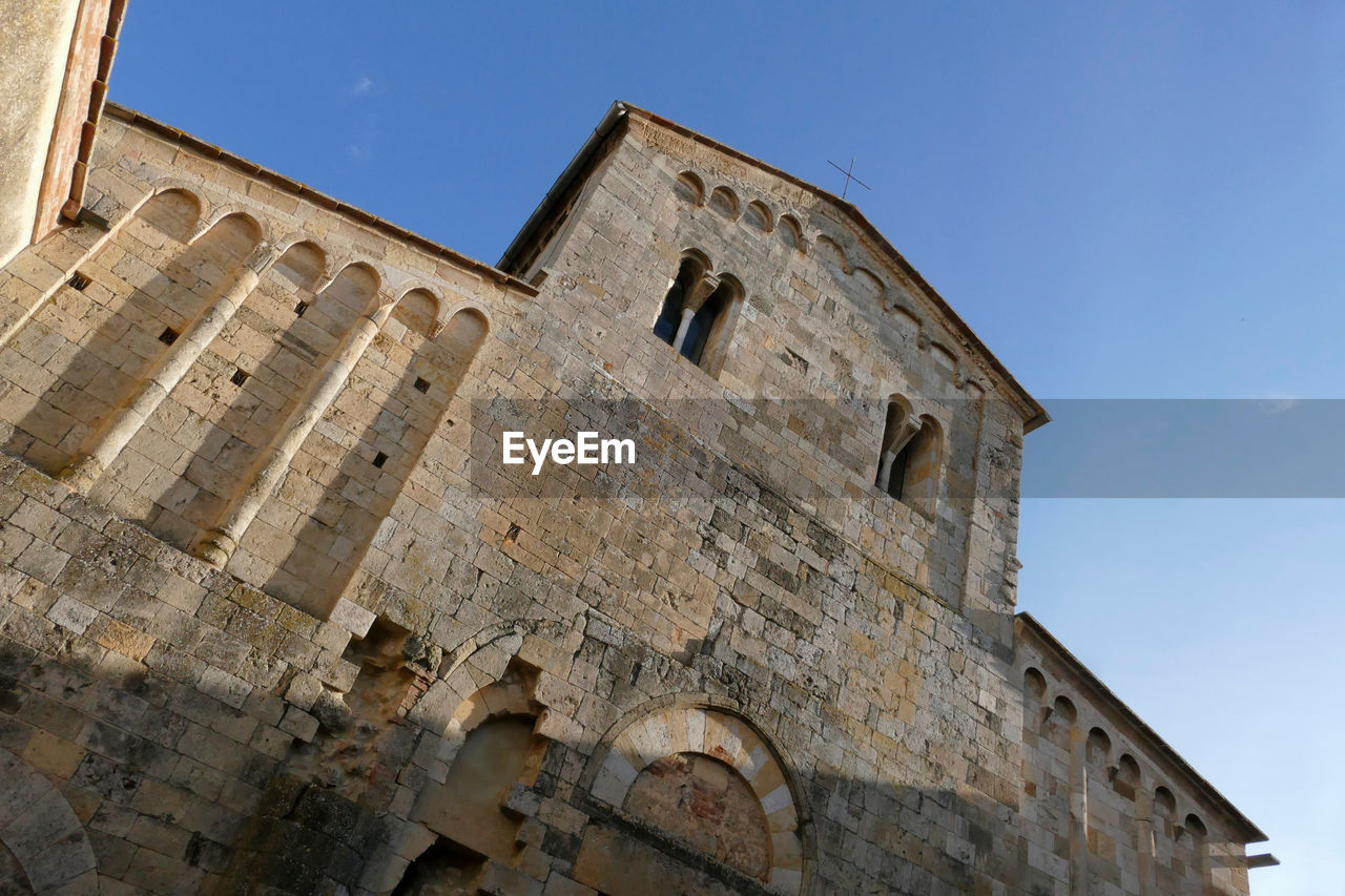 LOW ANGLE VIEW OF HISTORICAL BUILDING AGAINST SKY