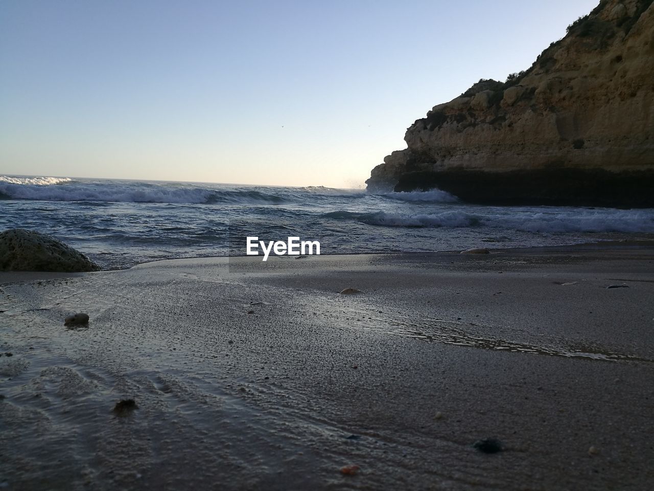 SCENIC VIEW OF SEA AGAINST CLEAR SKY