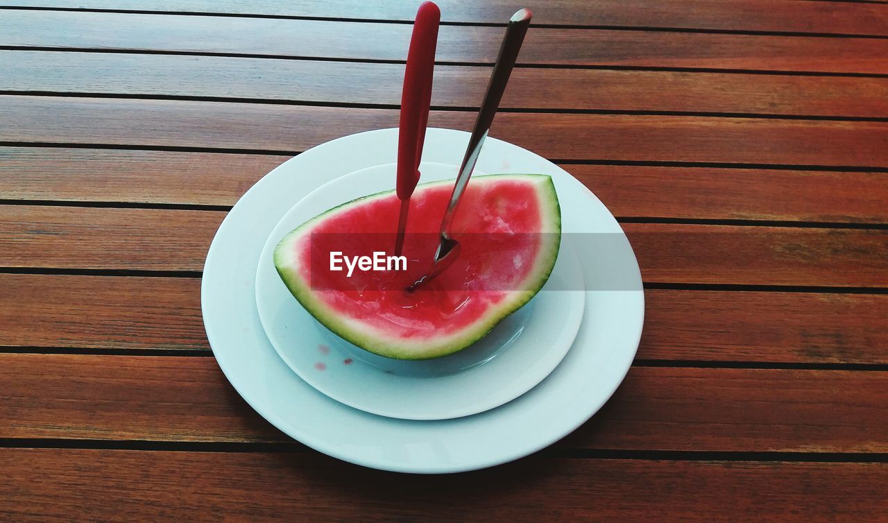 HIGH ANGLE VIEW OF FRUITS ON TABLE