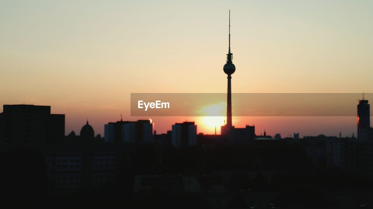 SILHOUETTE OF BUILDINGS IN CITY