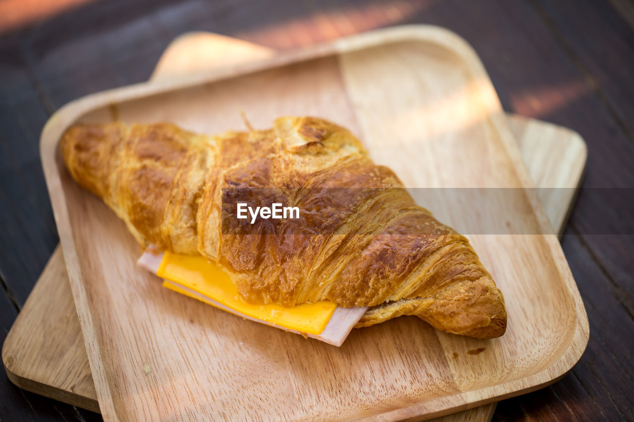 HIGH ANGLE VIEW OF BREAD ON PLATE