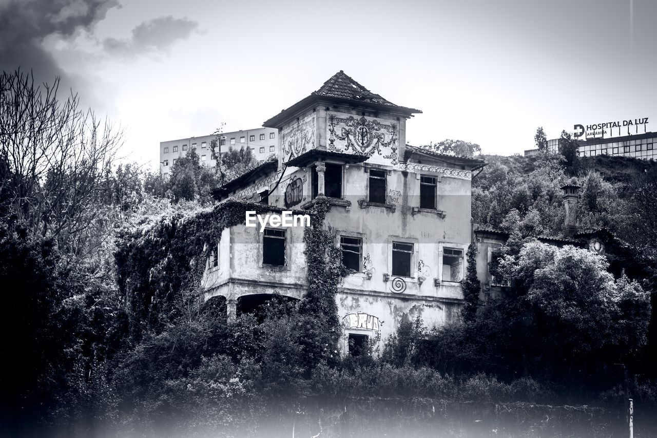 LOW ANGLE VIEW OF ABANDONED BUILDING AGAINST SKY