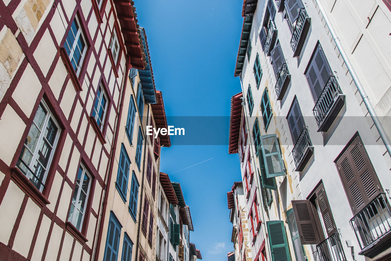 LOW ANGLE VIEW OF RESIDENTIAL BUILDINGS AGAINST SKY