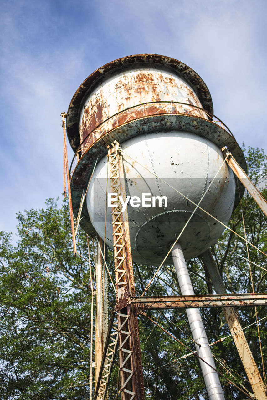 LOW ANGLE VIEW OF WATER TOWER OF RUSTY METAL