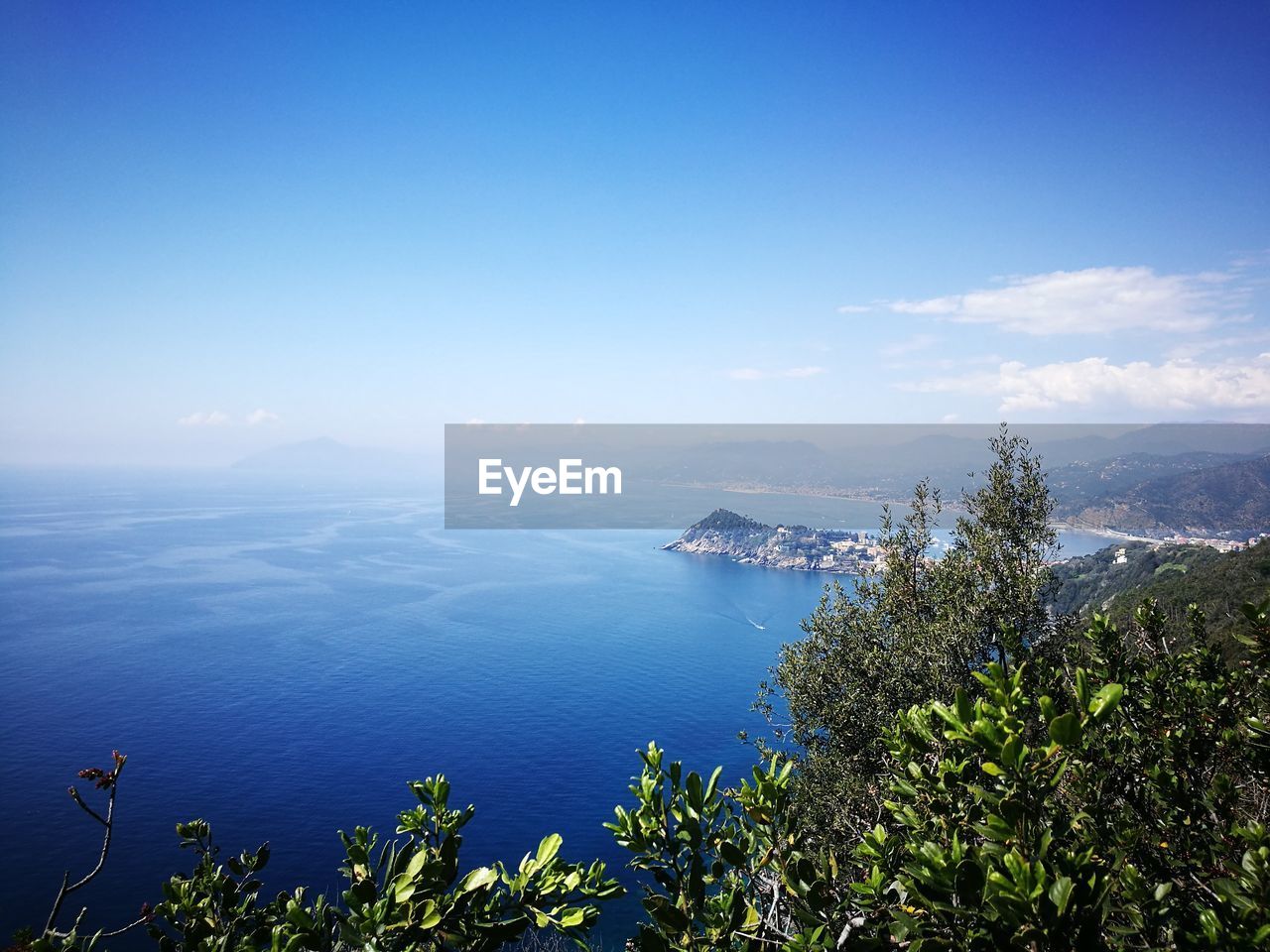 HIGH ANGLE VIEW OF SEA AND CITY AGAINST SKY