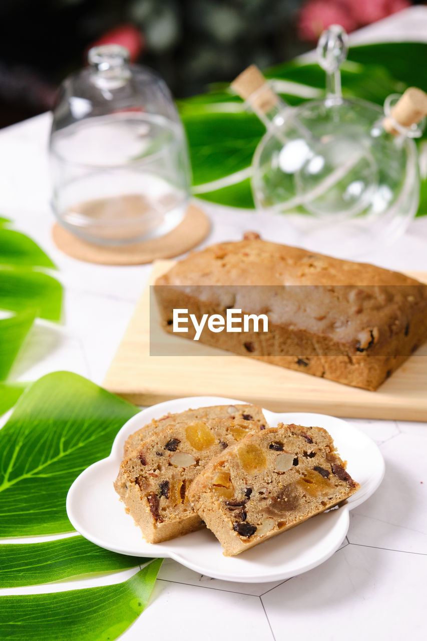 CLOSE-UP OF BREAD ON PLATE