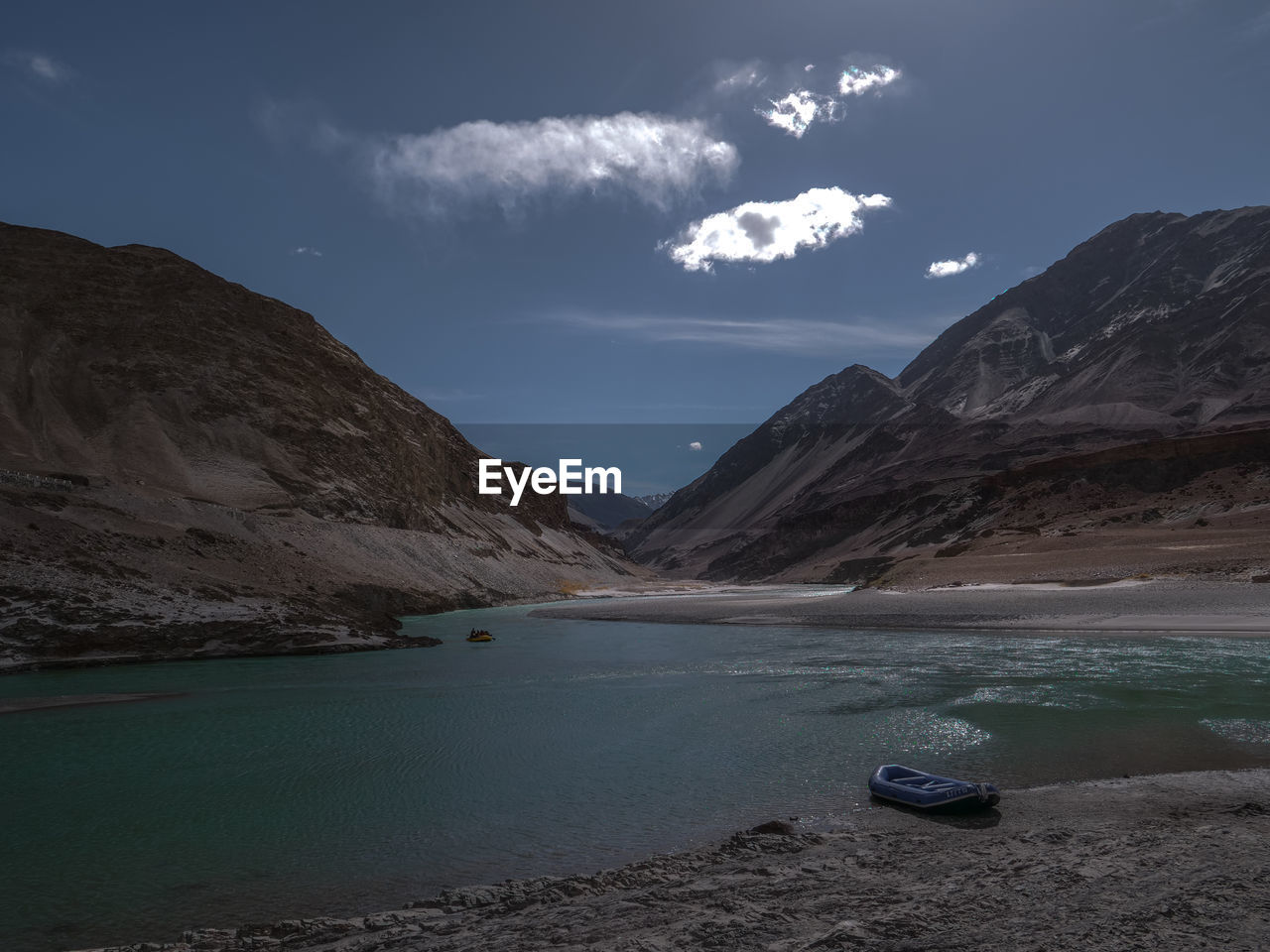 SCENIC VIEW OF LAKE AGAINST MOUNTAINS