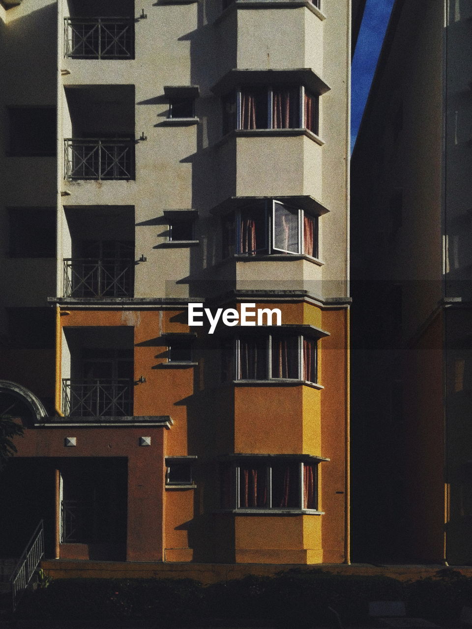 LOW ANGLE VIEW OF APARTMENT BUILDING AGAINST SKY