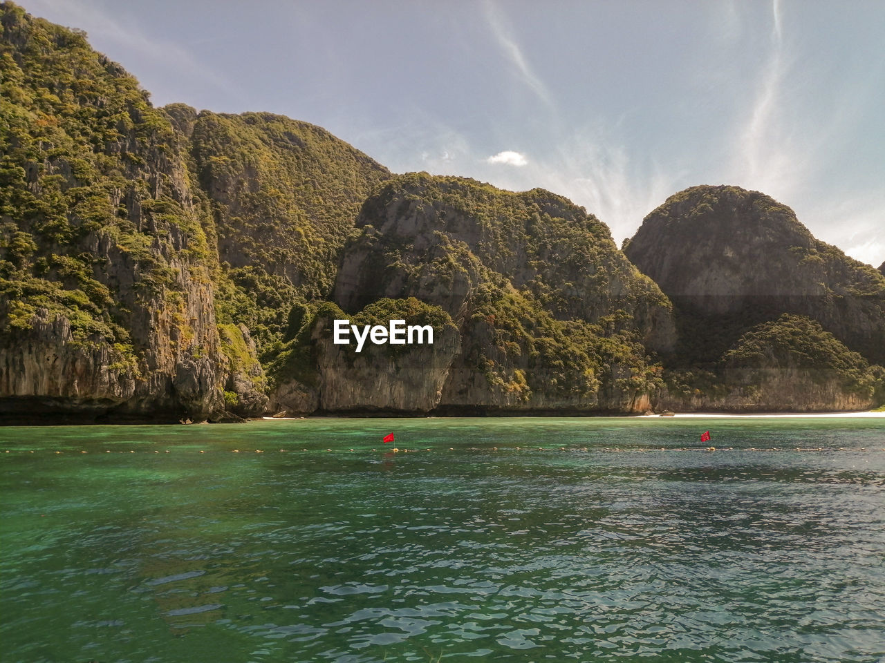 SCENIC VIEW OF SEA AGAINST MOUNTAIN