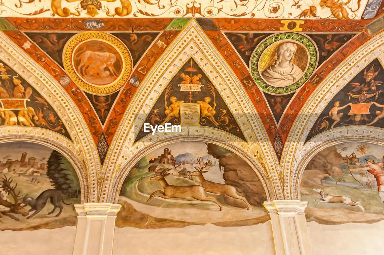 LOW ANGLE VIEW OF ORNATE CEILING OF A BUILDING