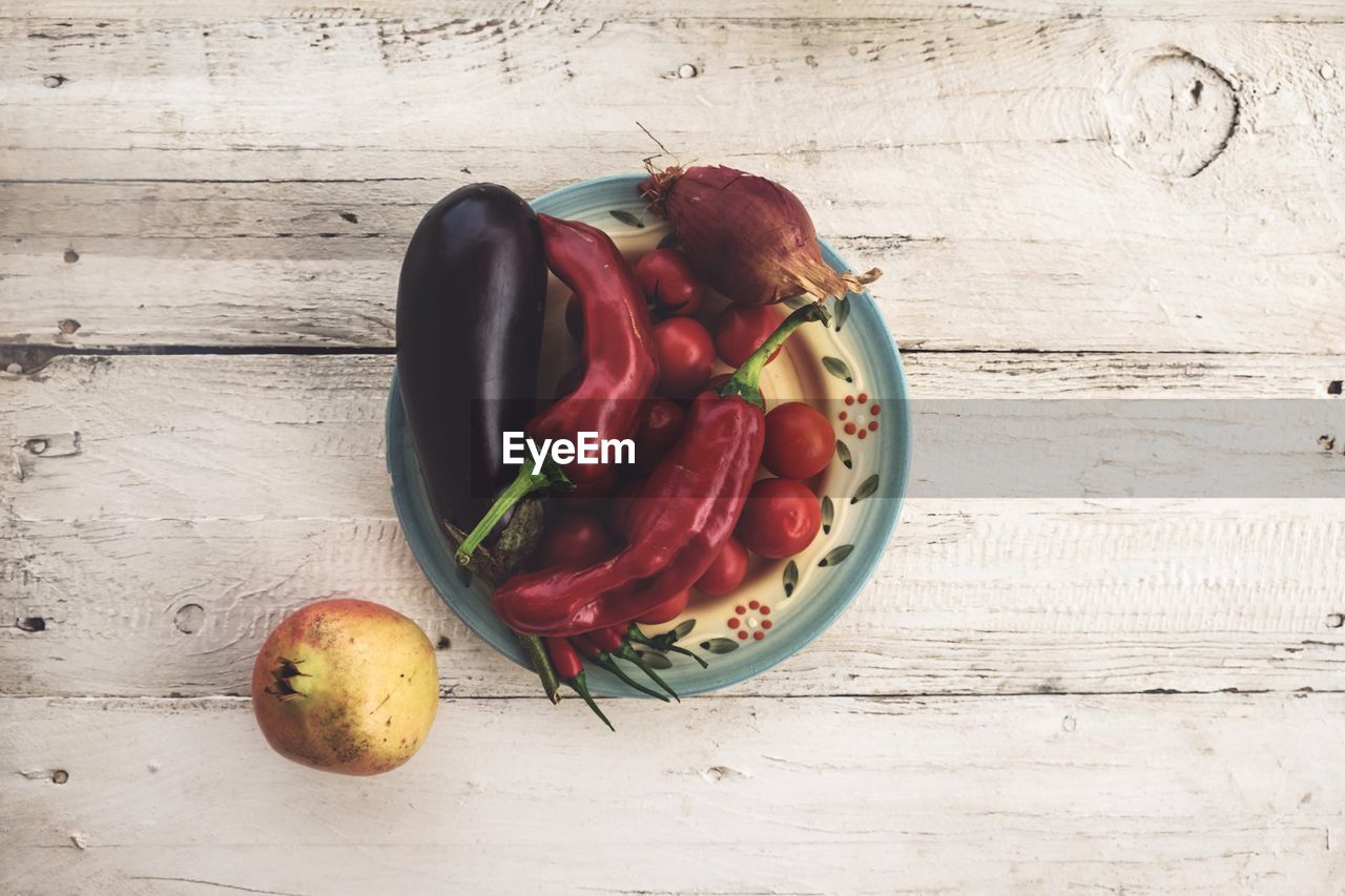 CLOSE-UP OF FRUITS IN PLATE