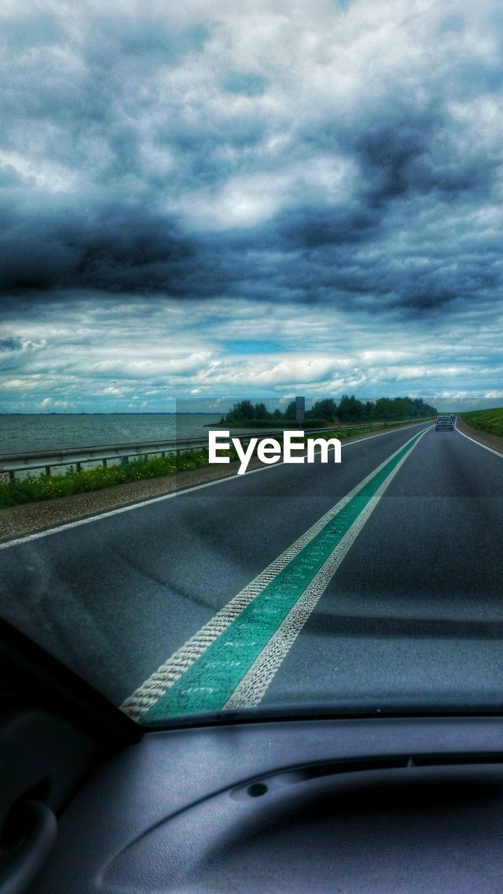 SCENIC VIEW OF COUNTRY ROAD AGAINST CLOUDY SKY