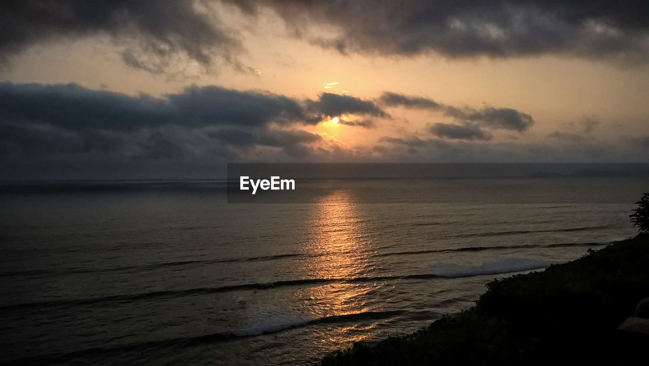 SCENIC VIEW OF SEA AGAINST SUNSET SKY