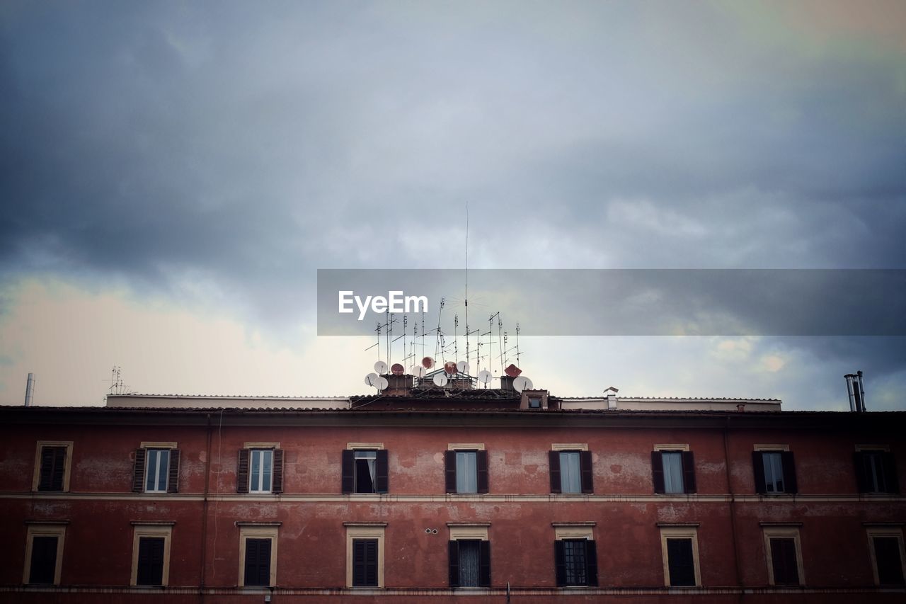 LOW ANGLE VIEW OF BUILDINGS AGAINST SKY