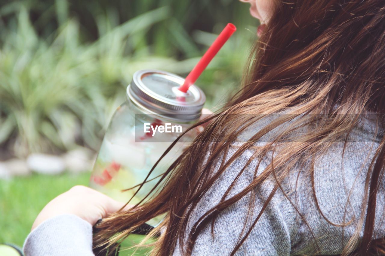 CROPPED IMAGE OF HAND HOLDING BEER