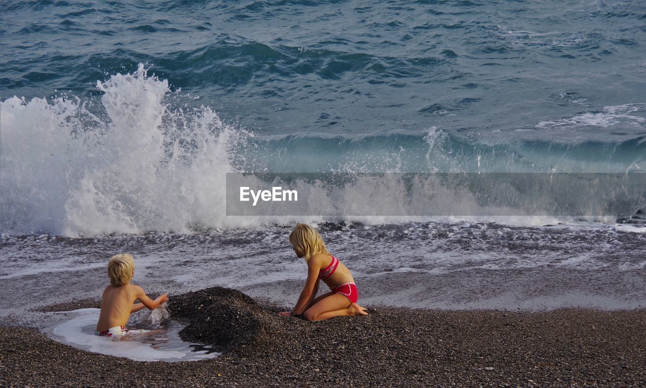 REAR VIEW OF GIRL ON SHORE