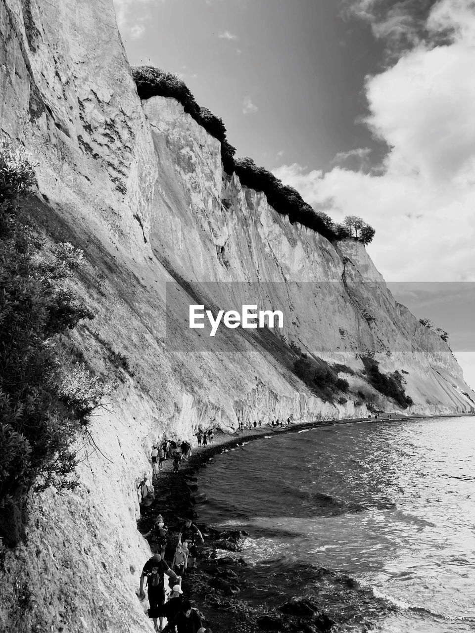 SCENIC VIEW OF SEA AGAINST MOUNTAIN