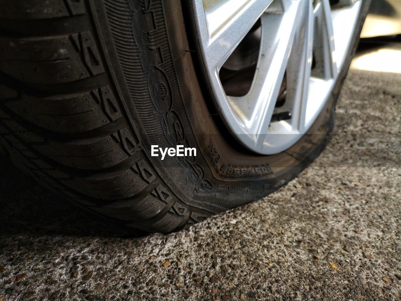 HIGH ANGLE VIEW OF TIRE ON CAR