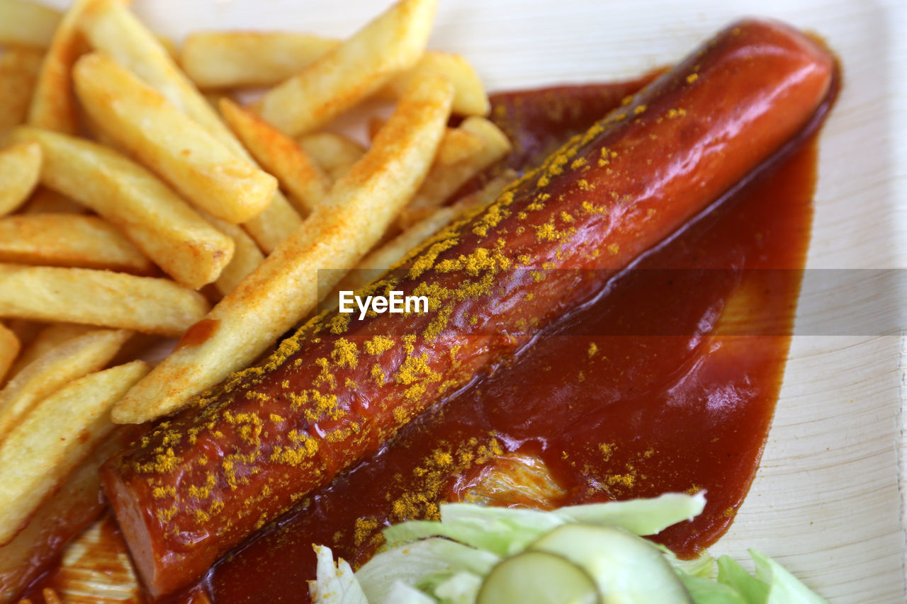 CLOSE-UP OF BURGER ON TRAY